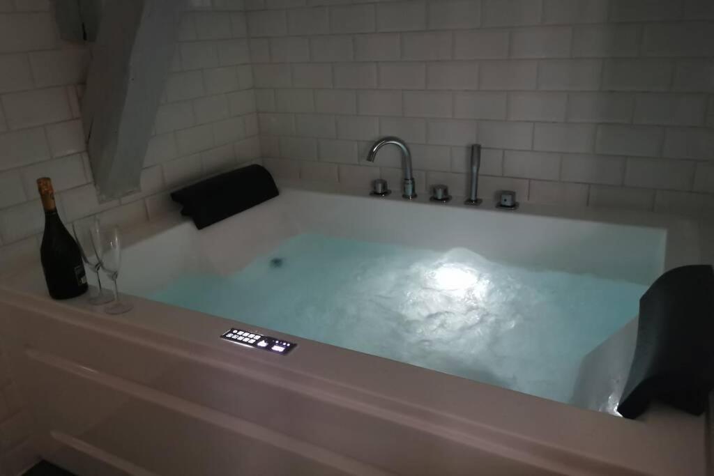 Appartement Jacuzzi Privatif : Urban Love 阿维河畔维内 外观 照片